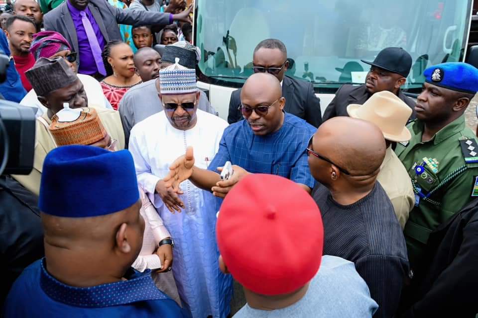 sowahe69's tweet image. "Go beyond bureaucratic  formalities and show commitment to the rehabilitation of the East-West road" Gov. @SimFubaraKSC charges Senate Ad hoc Committee on East-West road and Eleme-Ogoni corridor

m.facebook.com/story.php?stor…

#Simcares