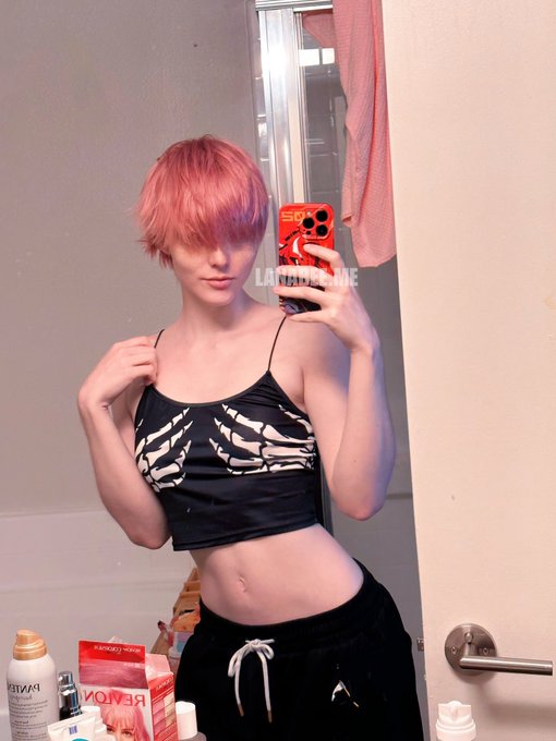 My hair is hitting major emo levels https://t.co/rpjXFS1uHO