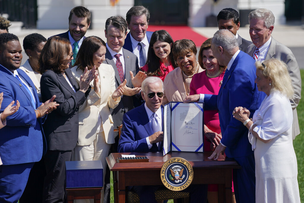 One year since the enactment of #CHIPSandScience, we continue to:  

🏭 Make more goods in America 
🤝 Increase diversity in STEM
💲 Fund innovation
🌎 Fight climate change 
🏫 Support Minority Serving Institutions & HBCUs 
🇺🇸 Strengthen national security