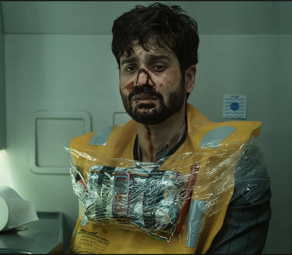 فيلم Chor Nikal Ke Bhaga 
او لصوص فوق السحاب 🇮🇳 

دراما واثارة بطولة ( يامي جوتام وصانيي كوشال )أداءً أكثر من رائعًا ، فيلم تدور احداثه حول مضيفة طيران 👩‍✈️ وصديقها اللذان يخططان لسرقة ألماس 💎 مخبأ في طائرة. فكرة الفيلم حلوه وجميلة وتأخذك في رحلة من التشويق والإثارة. 
الفيلم لطيف