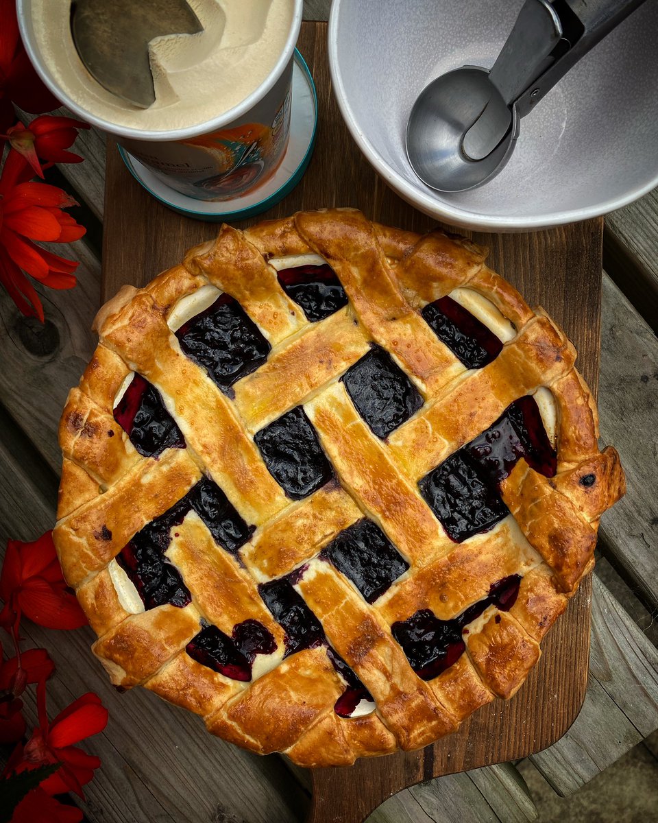 markjamesmunro's tweet photo. Wild blackberry pie #banginseaon #kitchen29veggarden #thekitchen29woodfiredpizzzagarden #kitchen29 https://t.co/i1Q4dkE5cS