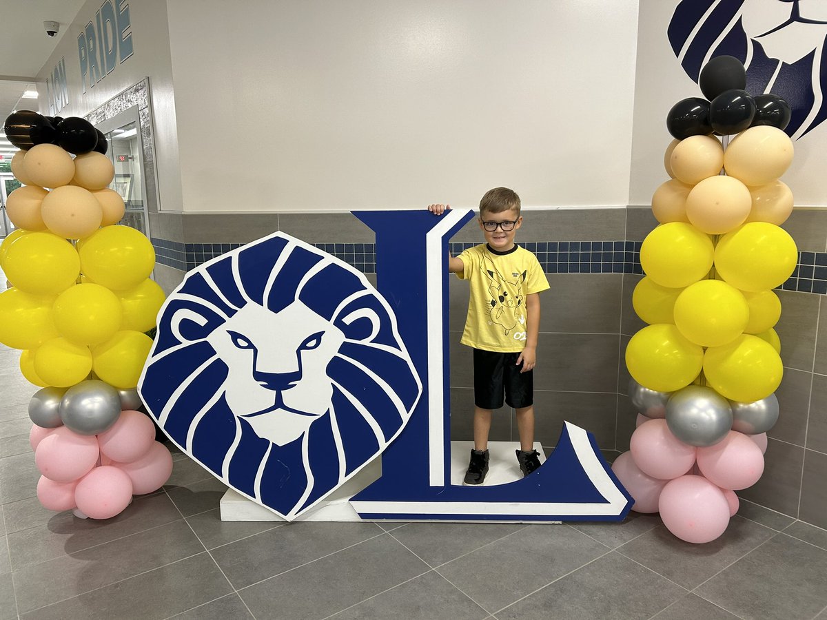 #Kleinfirstday We survived the first day of school!! My kids are in 4th and 1st grade, and I just started year 11 of teaching! 🎉 @KleinISD @LemmKISD