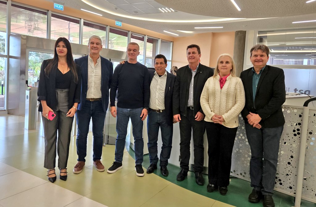patriciakijuk's tweet photo. 🍀Con entusiasmo desde el @SiliconMisiones 🚀 Firma de Acta Acuerdo para el concurso de la 2da edición de Buenas Prácticas de la Neo Agricultura. 
✨️Agradecemos a nuestros destacados funcionarios del estado provincial por su compromiso y apoyo infinito a nuestras iniciativas🌾 https://t.co/KbF1OmA1sx