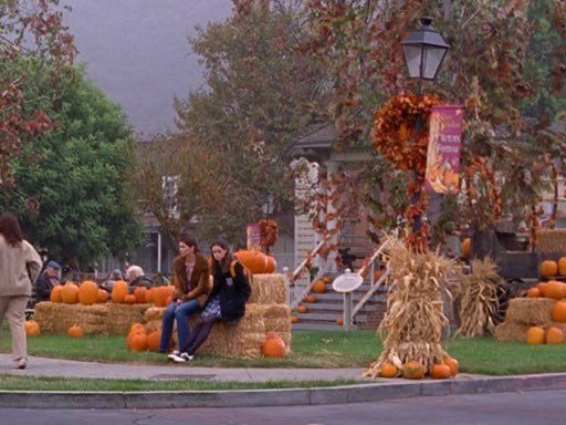 thinkergilmore's tweet photo. bring on the autumn gilmore girls vibes https://t.co/PO9b4ef2E0