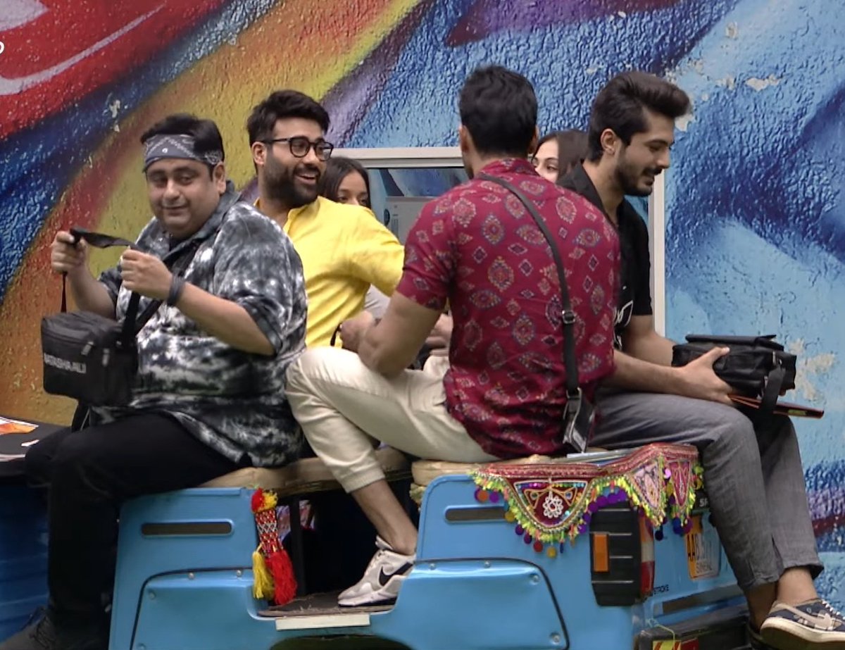 itsAmme_'s tweet photo. F to Z : "Hum ne sahi move kiya hai yeh...it was the right move my friend" 😂❤

F to J : "Oye tu ulta beth gaya...ap thora late pohanche gein ap uss taraf dekh rahe hein" 🤣🤣🤣
#TamashaGhar • #TamashaS2 •  #tamasha2 • #faizansheikh • #ZainabRaza • #JunaidNiazi https://t.co/yHE072ZRsX