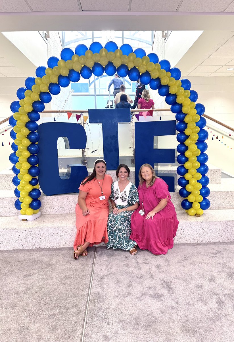 BEST FIRST DAY EVER!!! 💙💛 <a href="/MrsDarnell_CTE/">Lori Darnell</a> <a href="/MrsWillis_CTE/">Amanda Willis</a> <a href="/ctetigers/">Cumberland Trace ES</a>