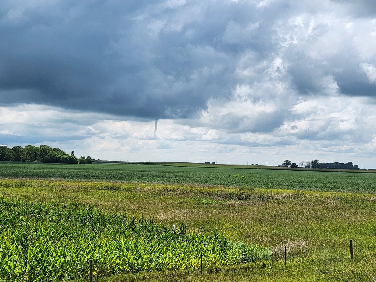 Howler_Monkeys's tweet photo. Funnel cloud west of Knierim IA, 18:58 Z #NWSDesMoines https://t.co/lEzCW8nONy