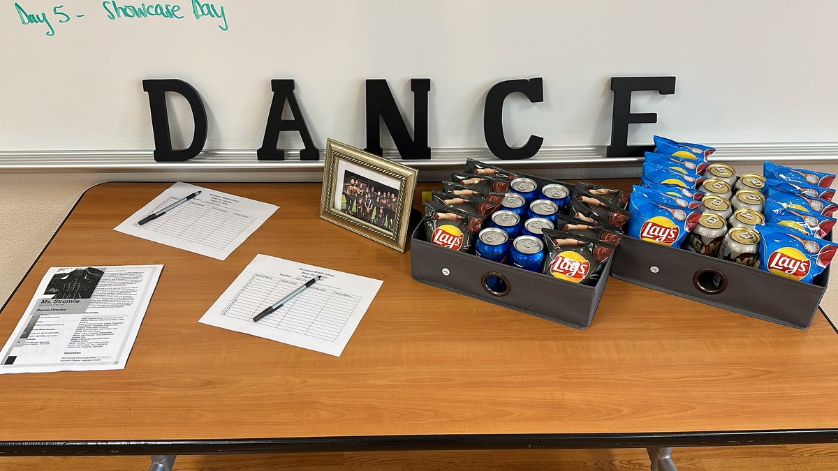MsStro_DancePro's tweet photo. Meet the Teacher Night✨🦅💚🖤���� #Year6 #SoaringForwardTogether Ready to meet my new kids✨🤩😎 @CSMcCowanMiddl1 @desotoisdeagles @usamahrodgers https://t.co/vlHrAPwfrA