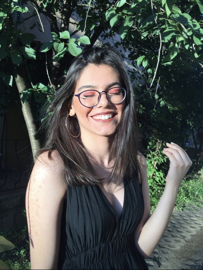 'Seni tanıyan son kişi öldüğünde hiç yasamamış olacaksın' bu sözden yola çıkarak seni tanıdığım herkese anlattım ama yetmedi. O yüzden bu tweeti atacağım çünkü benim hayatıma girip değiştirdiğin gibi başkalarının hayatına da dokunmanı çok istiyorum. +