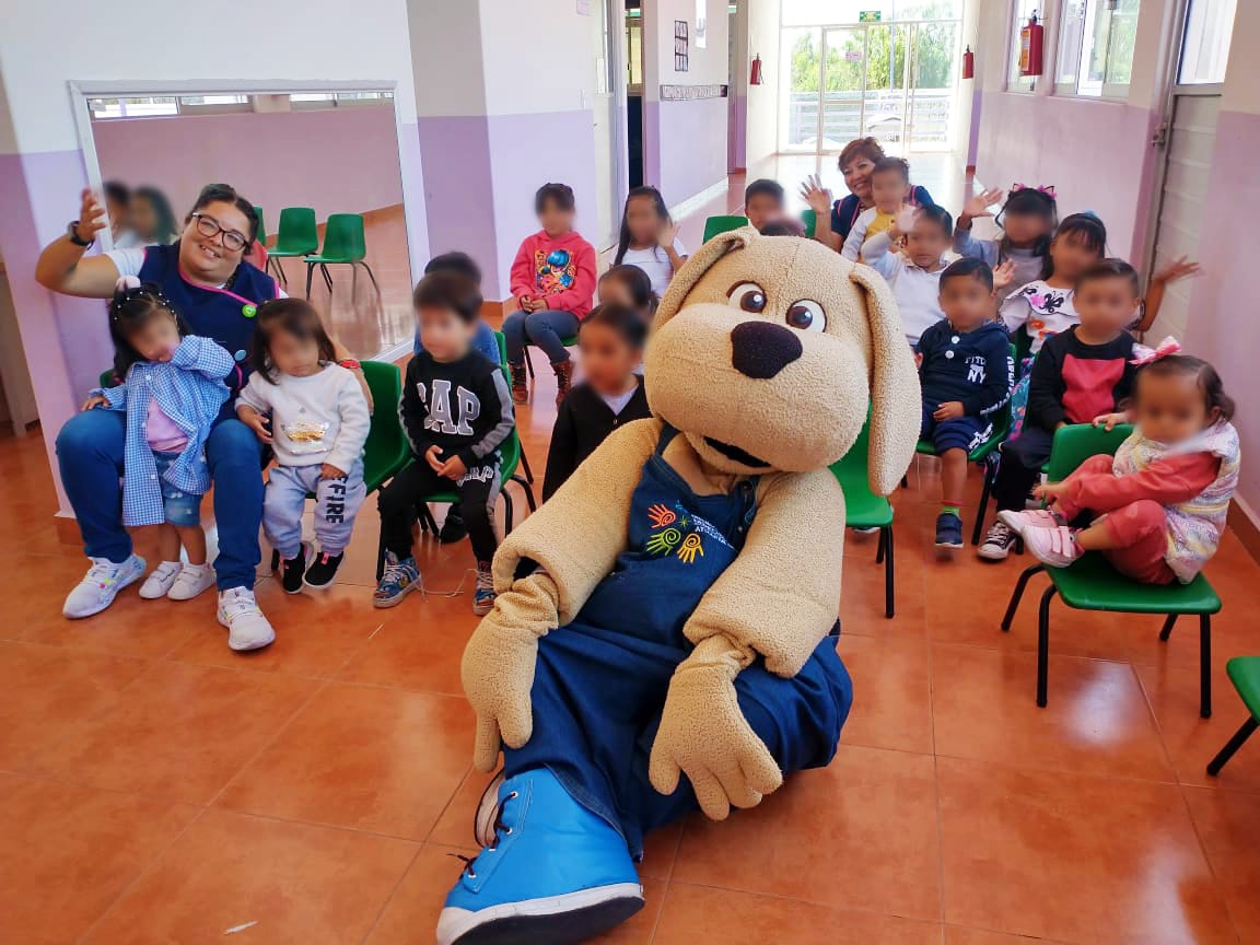 DianaStephanyLG's tweet photo. Continuamos con las actividades para reconstruir el tejido social desde la niñez. Visitamos a nuestros #humanitos de la Estancia Infantil María Guadalupe Sánchez  con nuestro mejor amigo defensor Justino 🐶 y nuestros personajes de teatro guiñol #AtizapánProtegiendoTusDerechos https://t.co/P7LKwEvQ8V