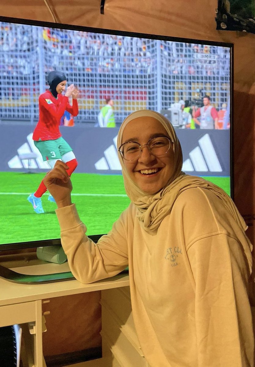 JILBAB DI FIFA 23 🧕🏼

Electronic Arts atau biasa disebut EA, telah menambahkan jilbab di FIFA 23 🙌🏻

Hal ini ditujukan untuk pesepakbola wanita asal Maroko bernama Nouhaila Benzina. Karena dia baru-baru ini menjadi pemain pertama yang mengenakan jilbab di Piala Dunia 🤩