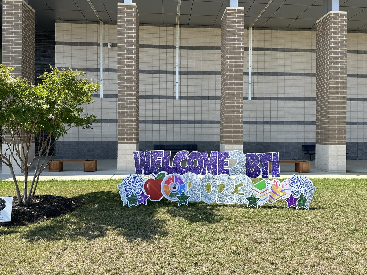 morgankhuey's tweet image. We had a great time welcoming our brand new school counselors to the profession at Day One of BTI. The conversations we had were so enriching and authentic. Our students are so lucky! @LCPS_Counseling @JenEvansLCPS @MrsCharlish @JulieBaye2