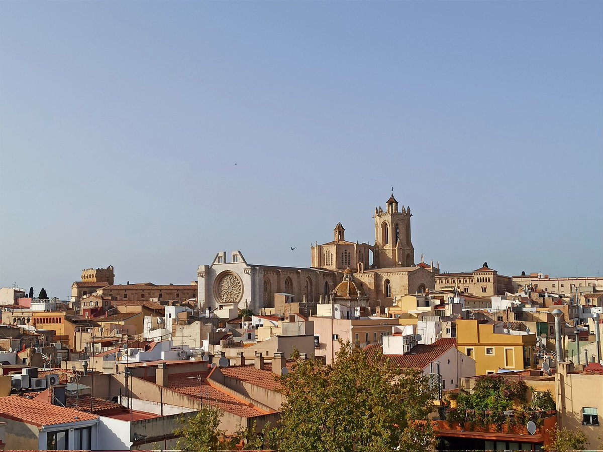 Clarachdo's tweet photo. Cada vegada que pujo a la torre del Pretori em quedo enlluernada amb aquesta vista... No em cansaria mai de contemplar-la #Tarragona #partalta #catedraldetarragona
#catedrals https://t.co/NjHZuAFTB0
