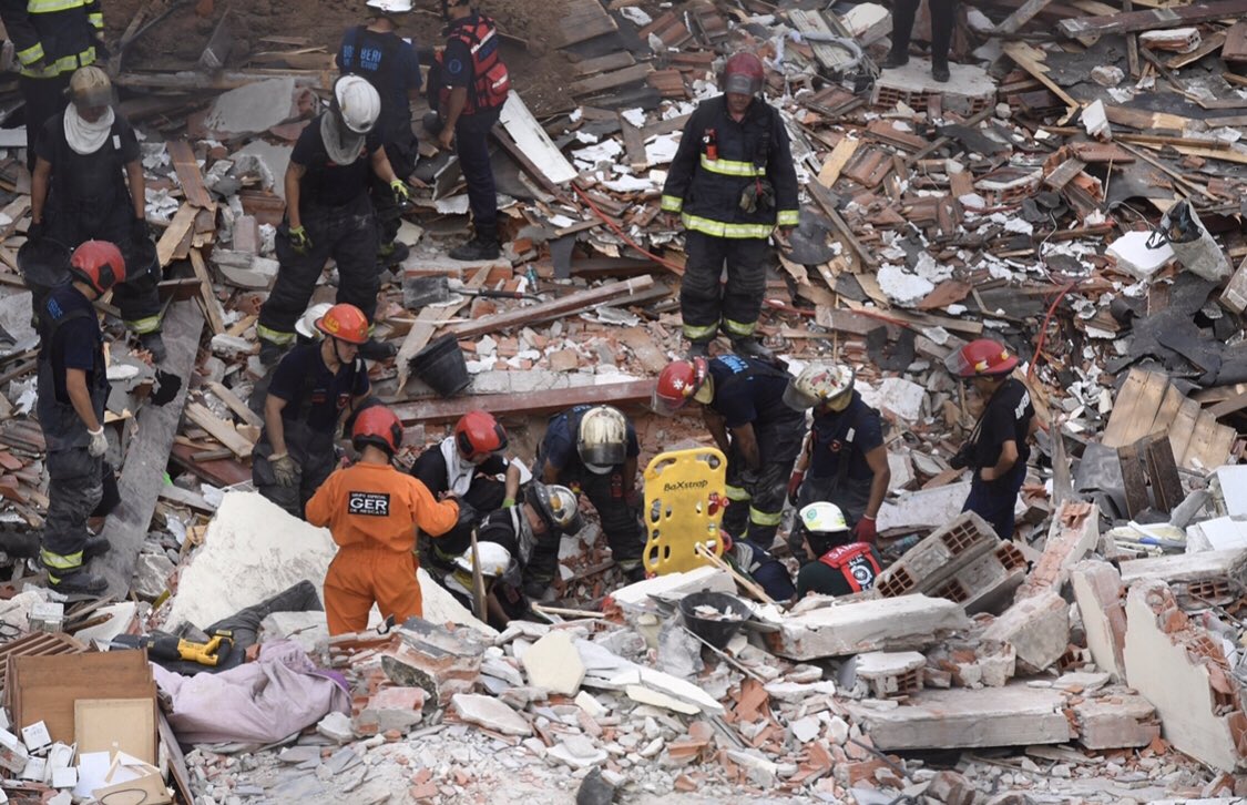 NORMAFARELO's tweet photo. @horaciorlarreta Exigir Justicia Larreta??? Por qué no lo hiciste x mi hijo Adrián Continiello Farelo, que tus cómplices Caputo derrumbaron el edificio de PAVÓN 3062 donde vivía mi hijo y me lo enterraron!! Te ocupaste de tapar la causa y que nadie vaya preso! SOS UNA MENTIRA https://t.co/GmoqV2zMj2