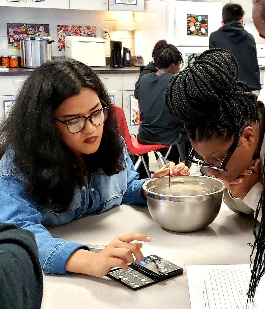 APilcherCHHS's tweet photo. CHHS students practiced measurements and knife skills this week in Nutrition and Wellness 🍽 https://t.co/DBZ1joNCqS