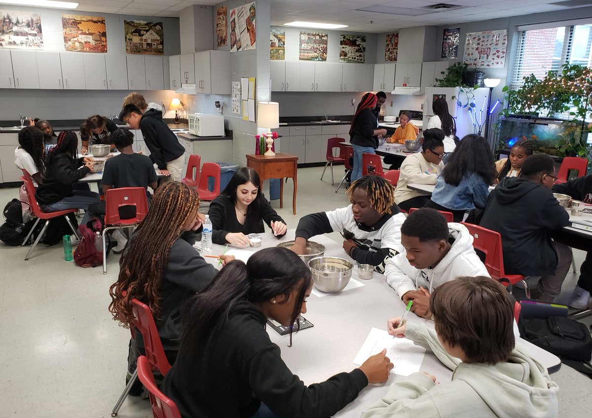 APilcherCHHS's tweet photo. CHHS students practiced measurements and knife skills this week in Nutrition and Wellness 🍽 https://t.co/DBZ1joNCqS