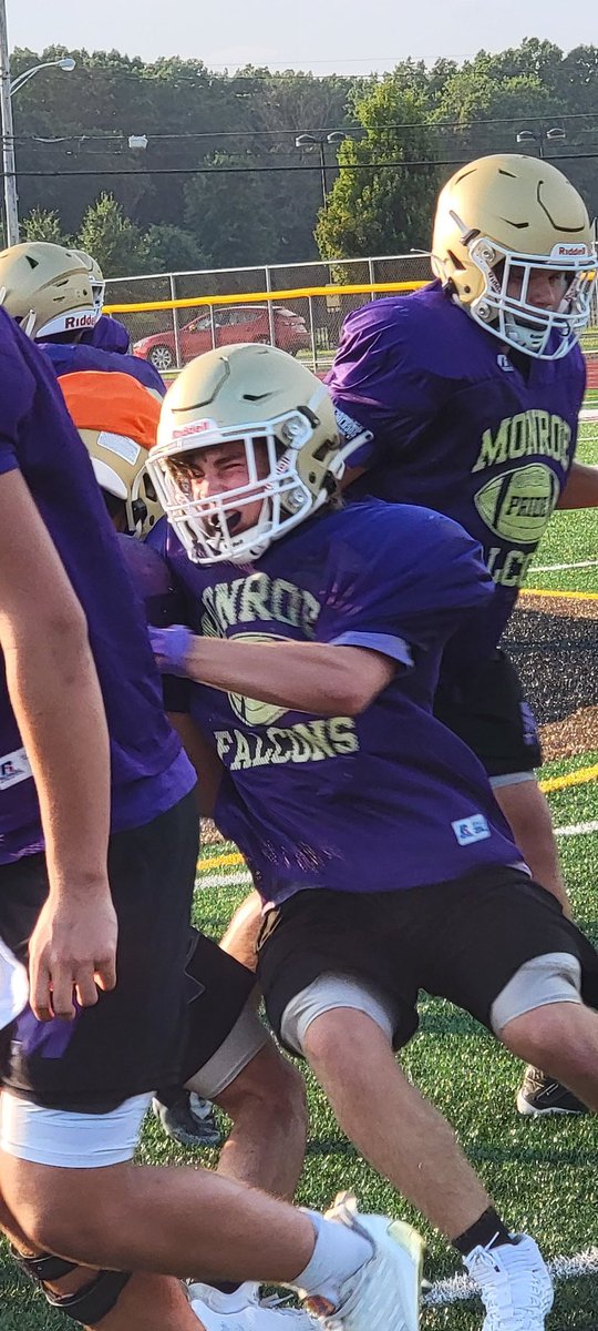 bordenfb4ever's tweet photo. This guy always flies to the ball! @Monroe_FalconFB #CaravanMon https://t.co/zU7qStbJvA