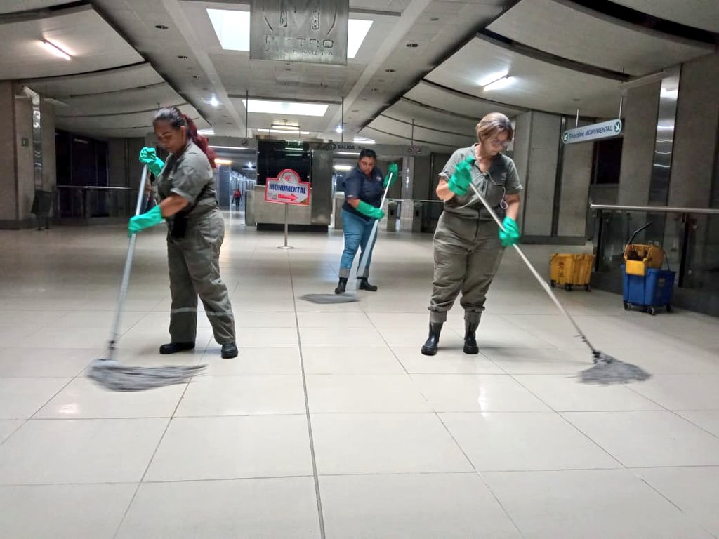 CAMETROVALENCIA's tweet photo. #09Ago||¡Servicio eficiente! En @CAMETROVALENCIA somos garantes de un sistema confortable y seguro, es por ello que llevamos a cabo la jornada de limpieza y mantenimiento, ejecutada por Servicios Generales en las estaciones #Palotal, #Cedeño y #FcoDeMiranda🚧 #VictoriaDeVenezuela https://t.co/jWznUklRvr