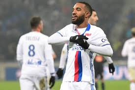 OLG69NES's tweet photo. Alexandre Lacazette
-Porte l'équipe quand le club en avait le plus besoin
-Travail dur pour être performant, stat et entre son nom dans l'histoire du club par ses buts
-Est en larmes quand il s'en va parce qu'il a ce club dans la peau
-Revient en baissant son salaire. Voilà c'est ça l'amour du maillot.