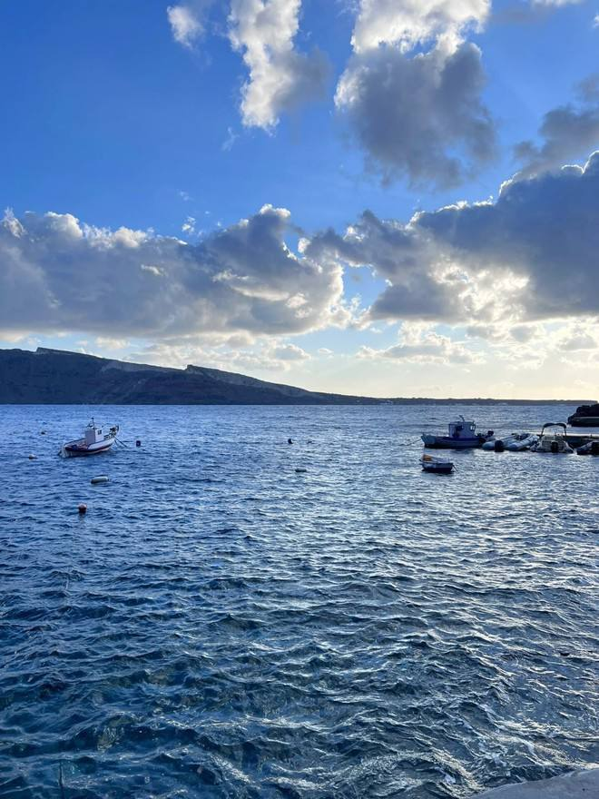 copiecupied's tweet photo. The only thing that welcomes you is the sea breeze and the sound of the sea https://t.co/B3KcbZnmYr
