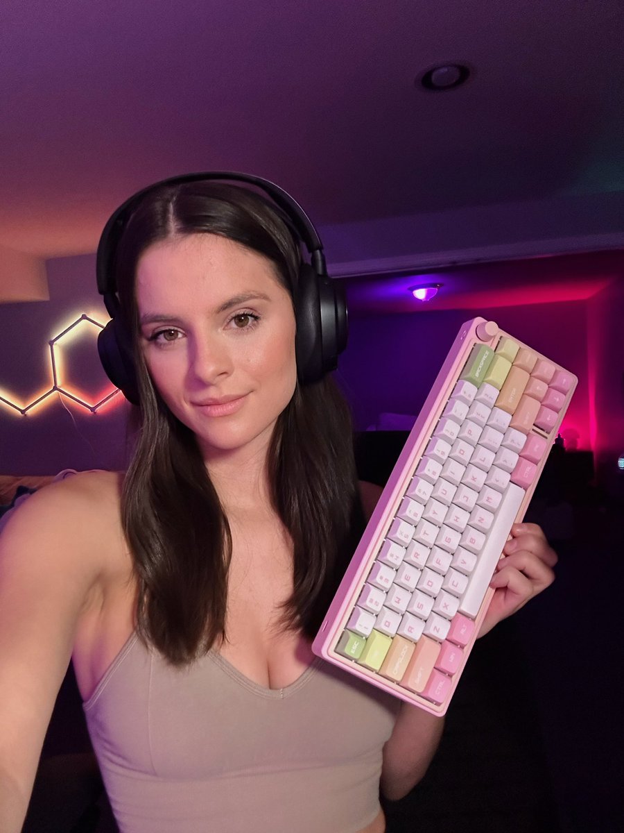 TslayzTV's tweet photo. My new Peach Tea Oolong keyboard from @dustsilvergear 🍑🫖 

 What do you think? https://t.co/YahlSqvw2b
