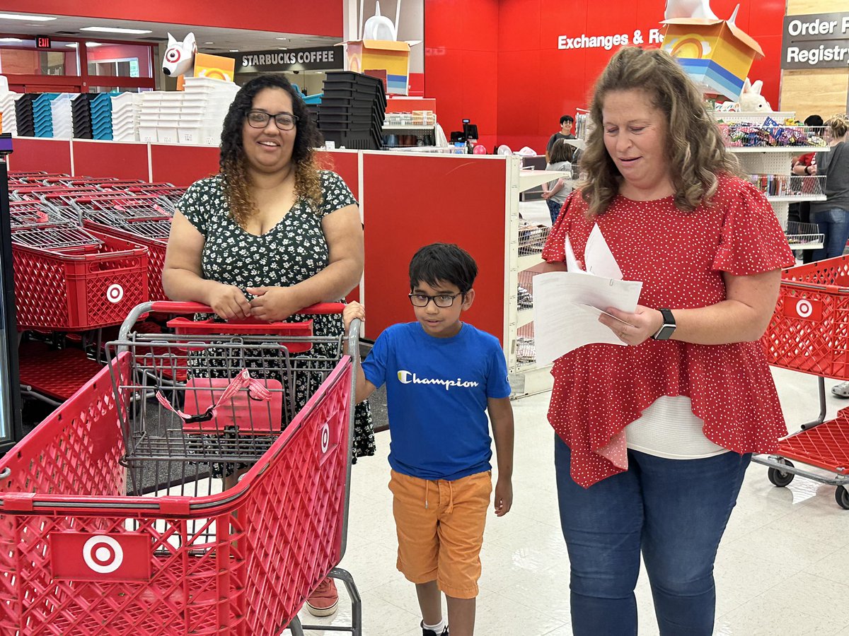 hickoryschools's tweet photo. Big thanks to our community partners, the YMCA of Catawba Valley &amp; Target! 🙌 Through their Bright Beginnings initiative, they've helped HPS students kick off the school year with a back-to-school shopping spree. 🎒🛍️ #BackToSchool #CommunityCares https://t.co/1rv9O5V3DT