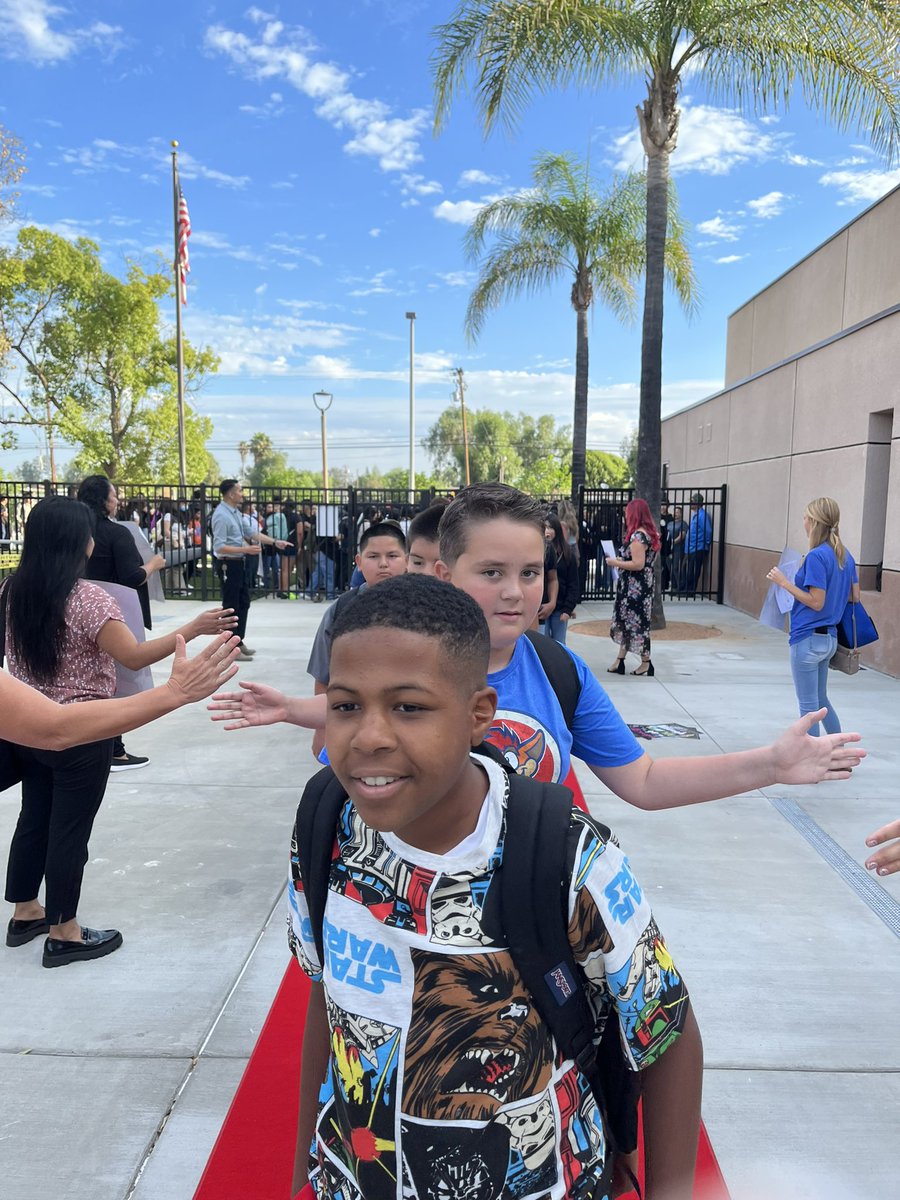 MrsMorgan528's tweet photo. Great start to year 19 in education! Excited to see our Roadrunners this morning! #vvfirstday23 #BAT1000 https://t.co/MhlfndvVFF