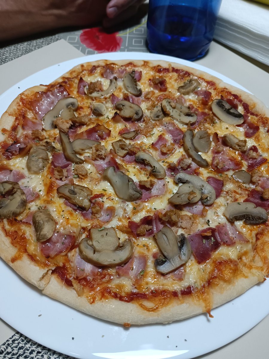 yuwucraft's tweet photo. Hoy @hyewanhwa y yo hemos hecho unas pizzas increíble, totalmente caseras ❤️✨ https://t.co/WxpvsHYYoG