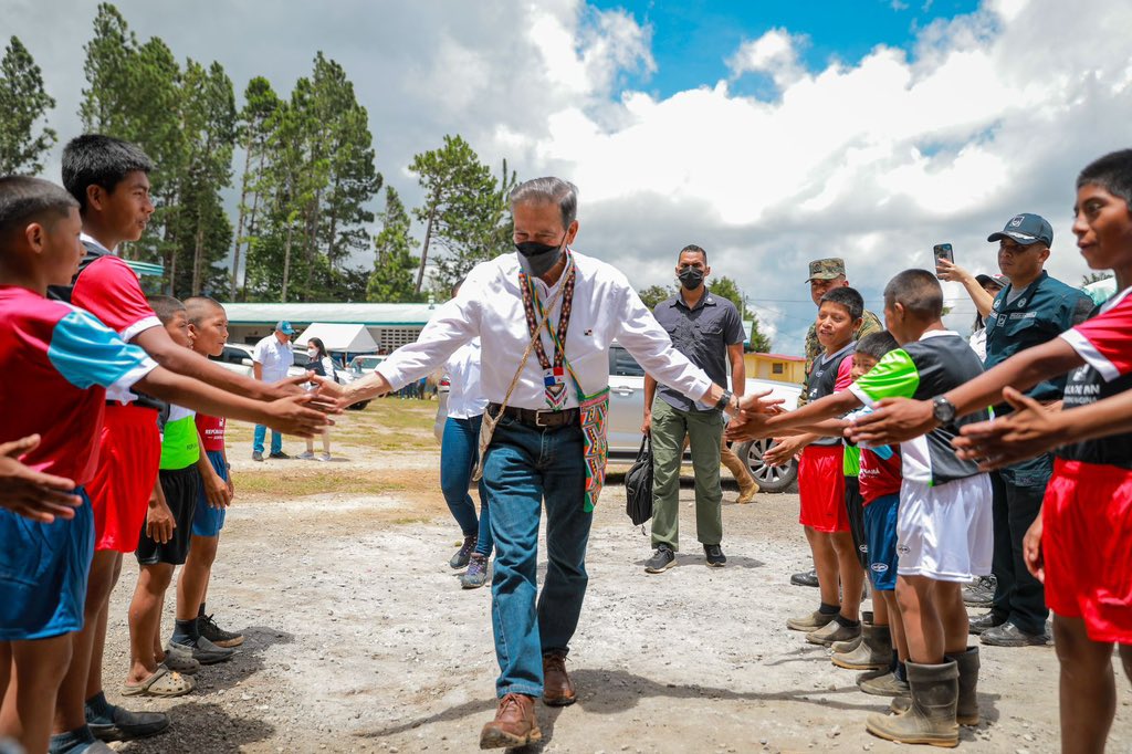 expdtecortizo's tweet photo. ¡Creemos en la educación como herramienta de transformación en nuestros jóvenes! El Pdte. @NitoCortizo inauguró 2 Aulas Modulares en Llano Tugrí, que contribuyen a erradicar las aulas rancho. En esta región se han construido 145 aulas modulares y se contemplan 101 para el 2023. https://t.co/xmU0GEYp38