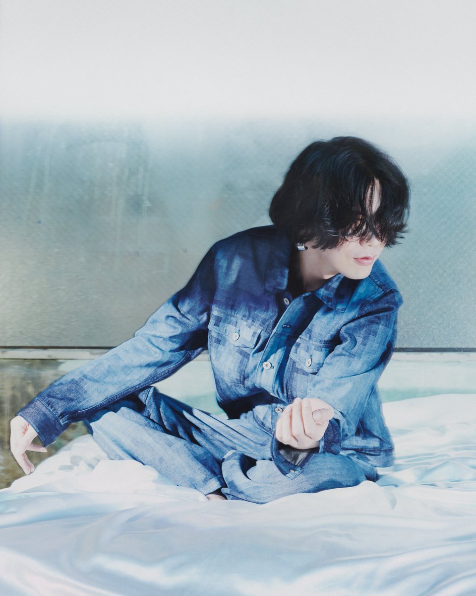 ピクセルデニムのセットアップをまとう米津玄師。 #ロエベ #米津玄師