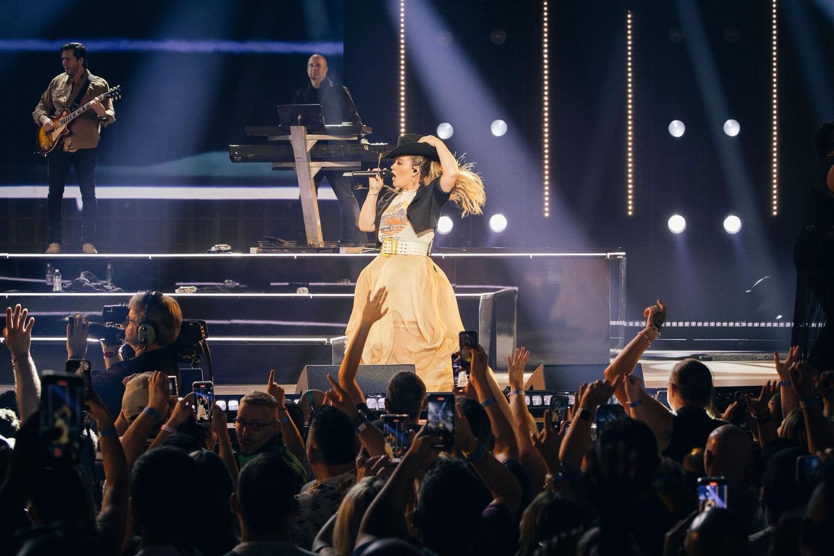 Kelly Clarkson tweet media
