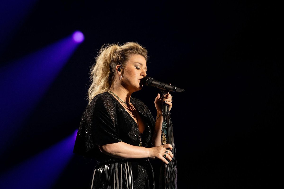 Kelly Clarkson tweet media