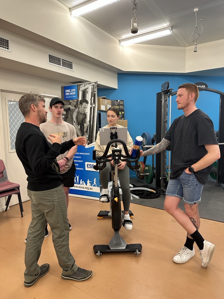 ActiveBrainUC's tweet image. Look at these #activebrains! Sem 2 has started @unicbr. This week in the lab @benrattray and @joenorthey covered the relationship between brain health and exercise. Here the students are trying our concurrent training protocol and discussing the benefits of this training style.