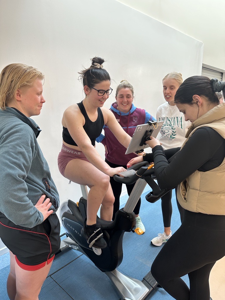 ActiveBrainUC's tweet image. Look at these #activebrains! Sem 2 has started @unicbr. This week in the lab @benrattray and @joenorthey covered the relationship between brain health and exercise. Here the students are trying our concurrent training protocol and discussing the benefits of this training style.