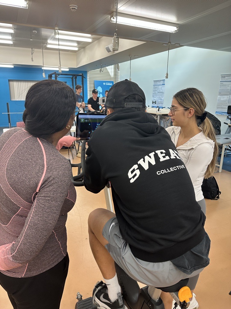 ActiveBrainUC's tweet image. Look at these #activebrains! Sem 2 has started @unicbr. This week in the lab @benrattray and @joenorthey covered the relationship between brain health and exercise. Here the students are trying our concurrent training protocol and discussing the benefits of this training style.