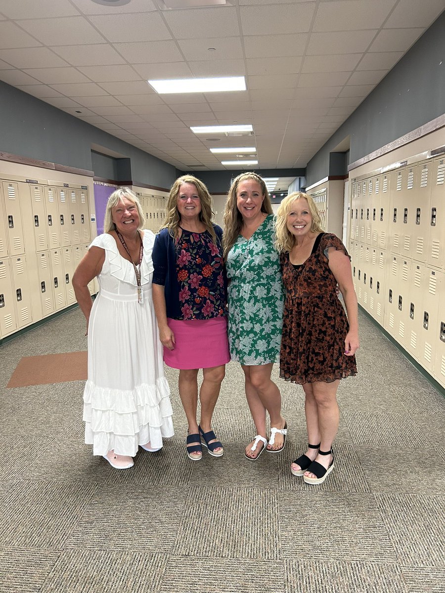 Mrs_Toste's tweet photo. Day 1 was a success for the new students in team 6-3! Also…best teammates ever! https://t.co/28Y4o4B2vf