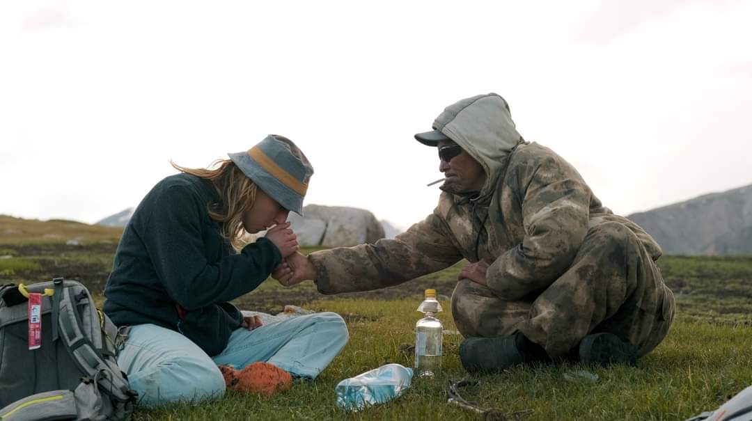 Scambi culturali di un certo calibro nel bel mezzo della tundra khirghisa: una bottiglia di vodka in cambio di latte di giumenta fermentato e una strana sigaretta senza filtro riempita con un insolito tabacco verdognolo.