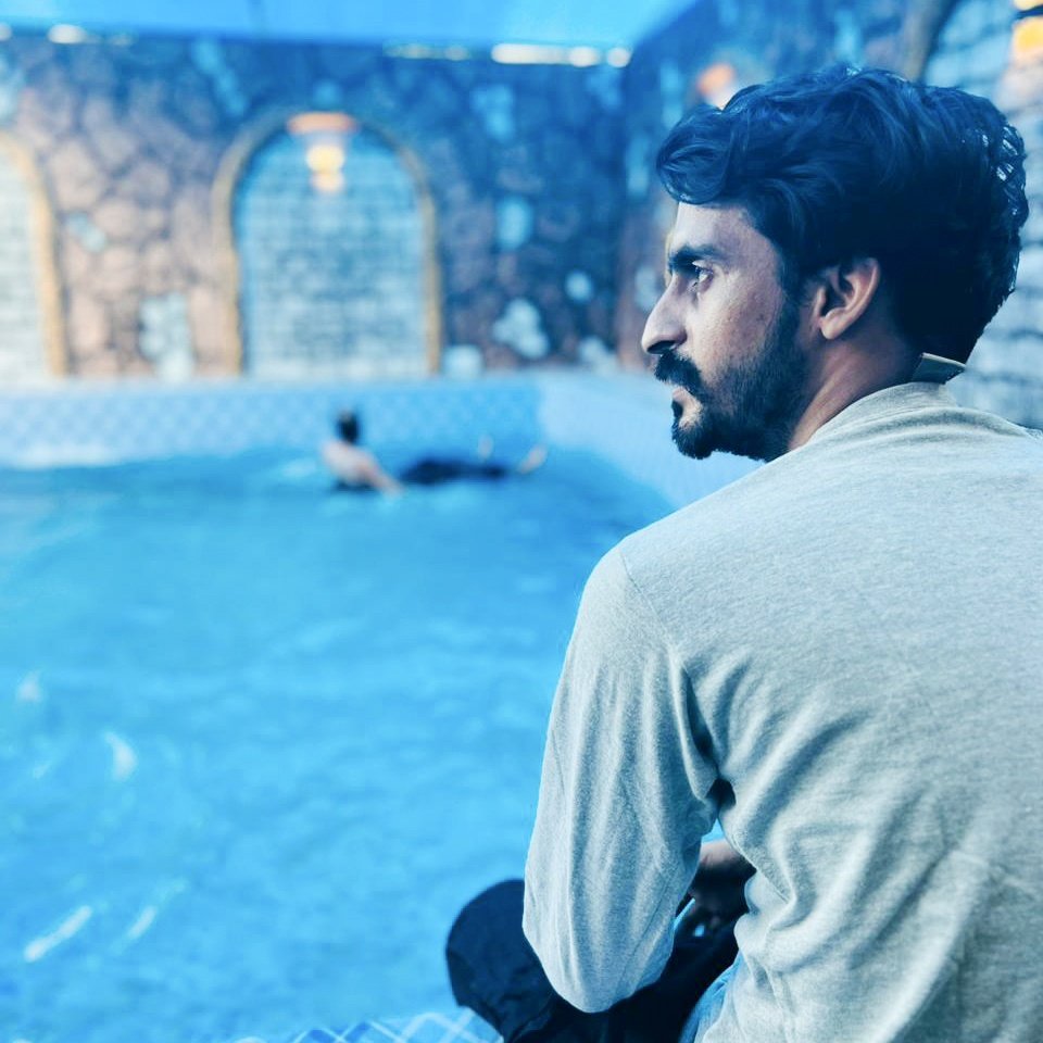 W_D_Mir's tweet photo. ساتھ چلنے کا 
حوصلہ بھی تو ہو
عشق لمحہ نہیں, زمانہ ھے
#NewProfilePic https://t.co/v2g1FHwkSg