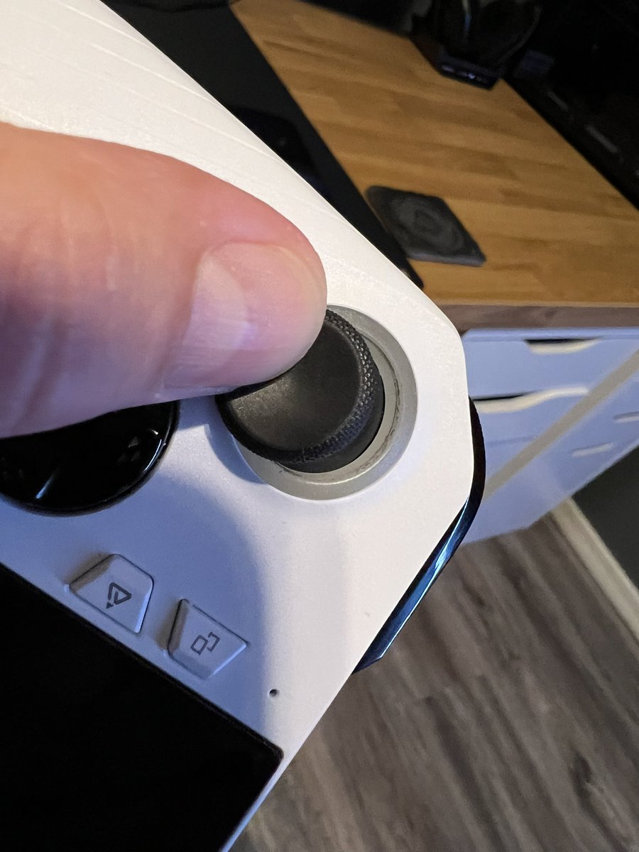 Unnodoesstream's tweet photo. Less than a month and I’m getting pretty deep grinding marks.. anyone else having this issue? #ROGAlly @ASUS_ROGNA https://t.co/W6idW7rLQ6
