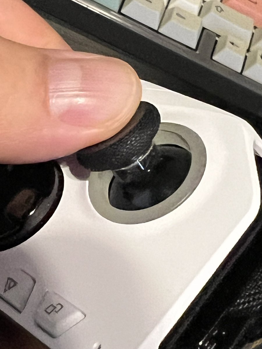Unnodoesstream's tweet photo. Less than a month and I’m getting pretty deep grinding marks.. anyone else having this issue? #ROGAlly @ASUS_ROGNA https://t.co/W6idW7rLQ6