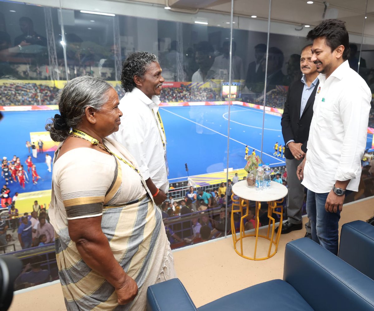 Udhaystalin's tweet photo. முதுமலை புலிகள் காப்பகத்தில் கைவிடப்பட்ட யானைக் குட்டிகளை தத்தெடுத்து பராமரித்து வரும் பொம்மன் - பெல்லி தம்பதியினரை பெருமைப்படுத்தும் விதமாக #AsianChampionshipTrophyChennai ஹாக்கி போட்டிக்கான இலச்சினைக்கு "பொம்மன்" என பெயர் சூட்டினோம். 

இந்தியா - பாகிஸ்தான் அணிகளுக்கு இடையேயான ஆசிய கோப்பை ஹாக்கிப் போட்டியை காண, மேயர் இராதாகிருஷ்ணன் மைதானத்திற்கு வந்திருந்த பொம்மன் - பெல்லி தம்பதியினரை நேரில் சந்தித்து நலம் விசாரித்தோம். அவர்களின் தன்னலமற்ற பணிகள் தொடர வாழ்த்தி மகிழ்ந்தோம்.

#HockeyisBack #HockeyIndia #VanakkamAsia 

@SportsTN_  @TheHockeyIndia @Atulyamisraias @jmeghanathreddy