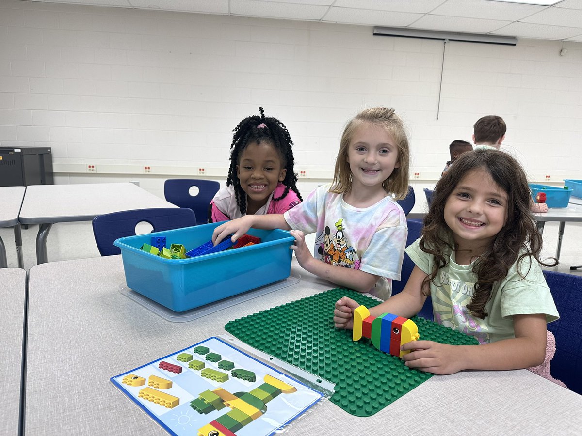 phesacubs's tweet photo. All smiles in the STREAM Lab today! #PHESA #STREAM #LEGOEducation #magnetschool https://t.co/IqLDg2rnzJ