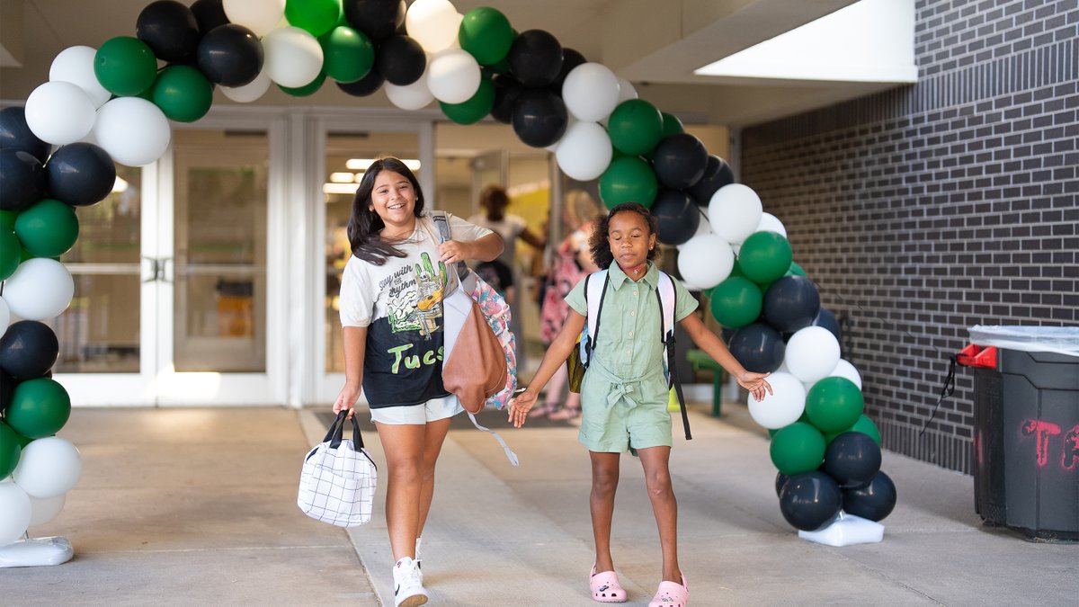 DeganElementary's tweet image. Happy first day, Eagles! 🦅💚🤍

📸 bit.ly/47pDyas

#LISDb2s23 #OneLISD