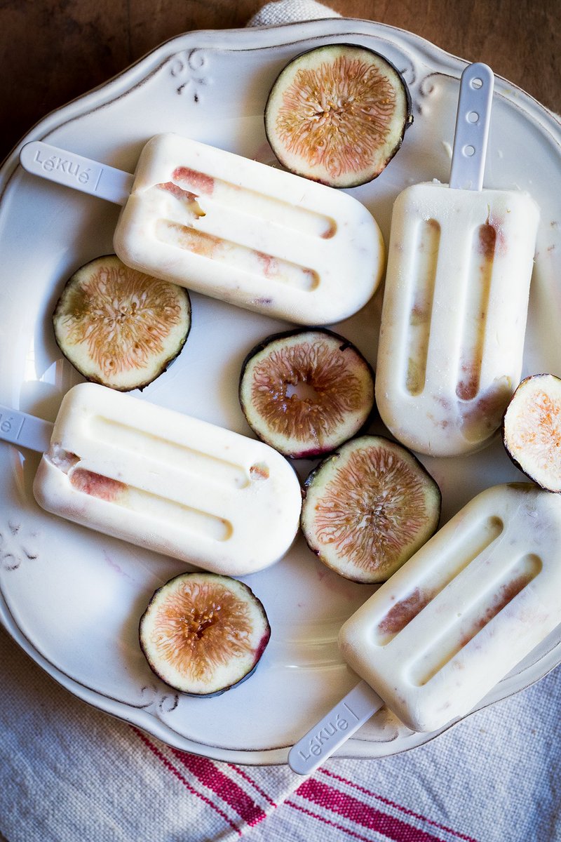 Polos de mascarpone, higos y miel o mi nueva adicción:

120 gr de queso mascarpone
40 ml de nata para montar.
30 ml de miel. 
2 higos maduros.

Mezclamos el mascarpone con la nata y la miel.
Añadimos los higos troceados y pelados.
Llenamos las poleras y al congelador.