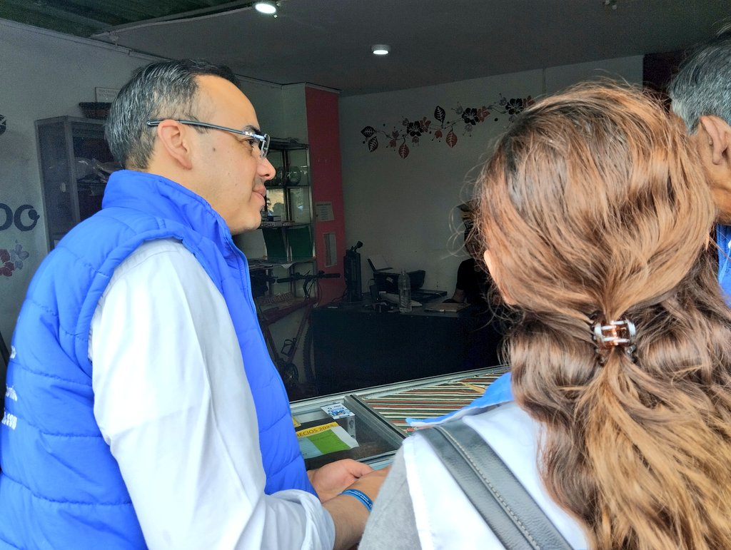 Fapuentess's tweet photo. Recorrimos el Barrio El Plan, localidad de Suba con nuestra candidata a la JAL @soydanileon #MIRA85, escuchamos a los comerciantes y residentes quienes manifiestan su apoyo al @PartidoMIRA .
Concejo de Bogotá #MIRA5
#TodosUnidosPorBogota https://t.co/O6tuqzddIS