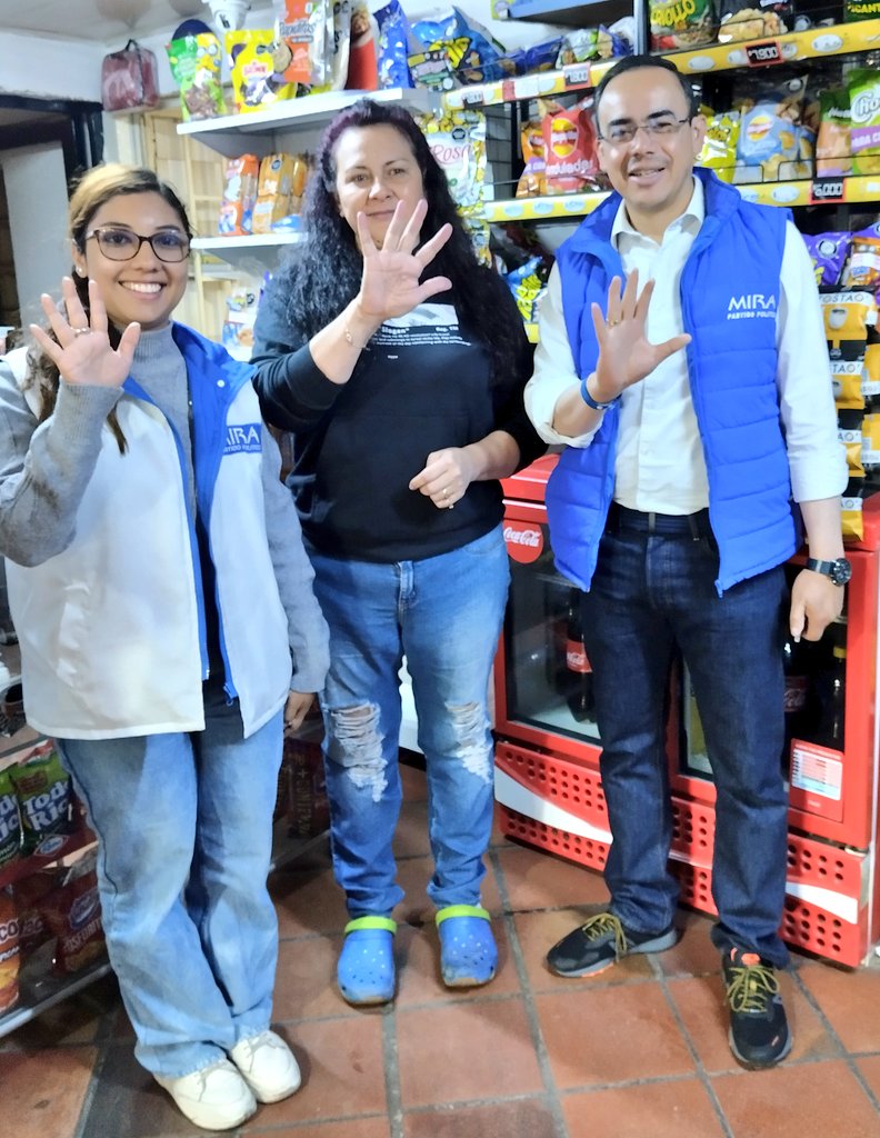 Fapuentess's tweet photo. Recorrimos el Barrio El Plan, localidad de Suba con nuestra candidata a la JAL @soydanileon #MIRA85, escuchamos a los comerciantes y residentes quienes manifiestan su apoyo al @PartidoMIRA .
Concejo de Bogotá #MIRA5
#TodosUnidosPorBogota https://t.co/O6tuqzddIS
