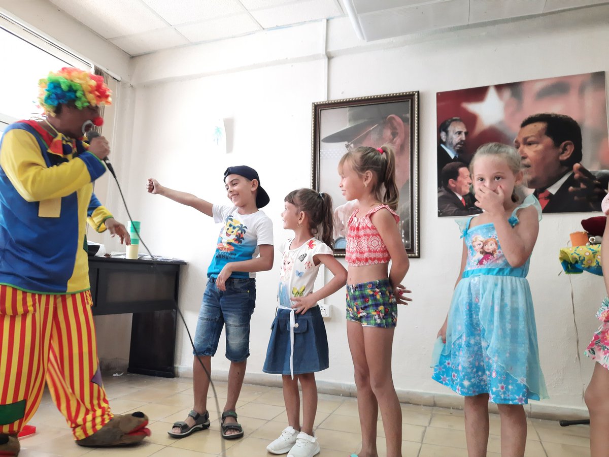 ermpvc's tweet photo. El payaso Parchito junto con Alánimo #HOY en la
#ERMPVC divirtieron a peques y grandes.
#CubaEsCultura #IndustriasCuba #JuntosxVillaClara https://t.co/8uOJbUK7sY