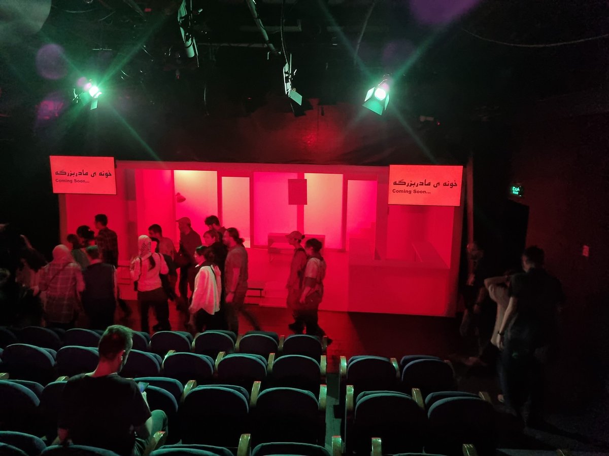 به سفارش دوستان رفتیم و تئاتر پنهان رو دیدیم. نمیدونم اجراشون تا کی ادامه داره و ما هم سانس ویژه نصیبمون شد. مخلص کلام که خوب بود و شایسته. از همه مهم‌تر چیزی به‌روزی بود. یه جوری که بتونم از چیزایی که خوشم نیومد چشم پوشی کنم. منم سفارش می‌کنم ببینید.