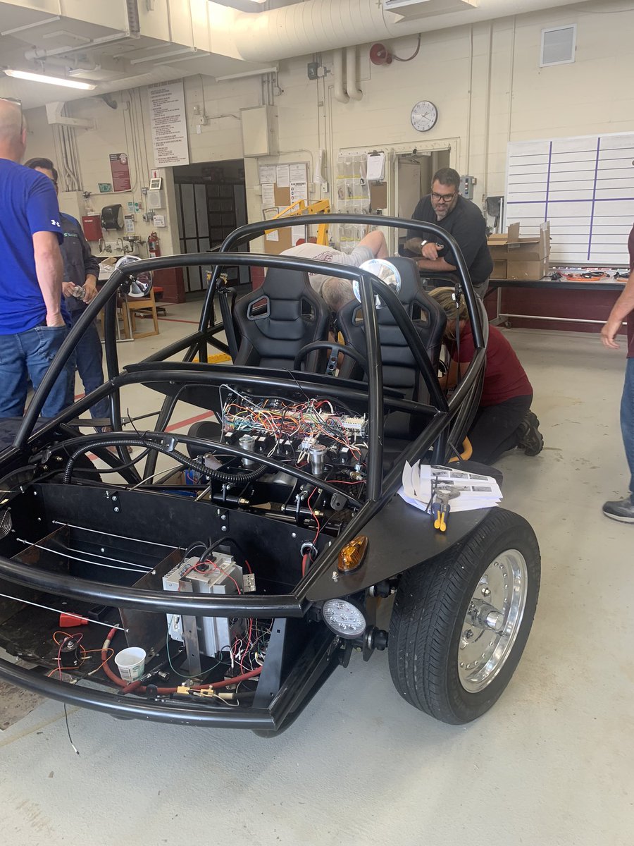 mconnor0629's tweet image. #stcvt is proud to be hosting a teacher training for CTE instructors from Vermont, Maine, and New York this week to learn how to build electric vehicles from the ground up! Thanks to SWITCH Labs out of California and #vted for this incredible learning opportunity!!!