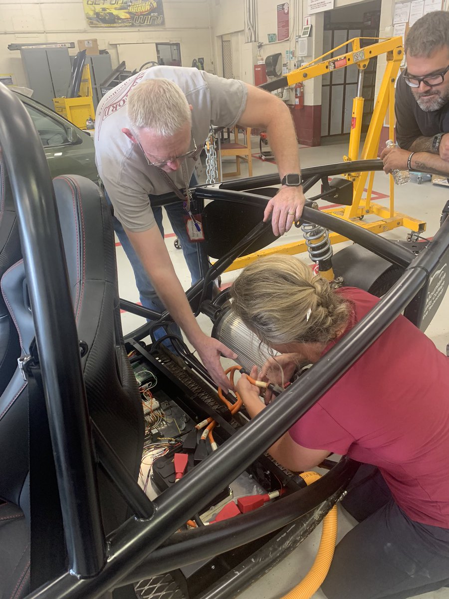 mconnor0629's tweet image. #stcvt is proud to be hosting a teacher training for CTE instructors from Vermont, Maine, and New York this week to learn how to build electric vehicles from the ground up! Thanks to SWITCH Labs out of California and #vted for this incredible learning opportunity!!!